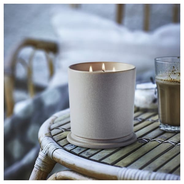 JÄMLIK - Scented candle in ceramic jar w lid, Vanilla/light beige