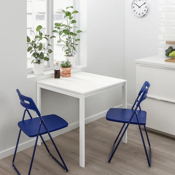 MELLTORP / NISSE Table and 2 folding chairs - white/dark lilac blue 75 cm